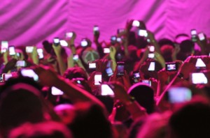 phones-at-concert